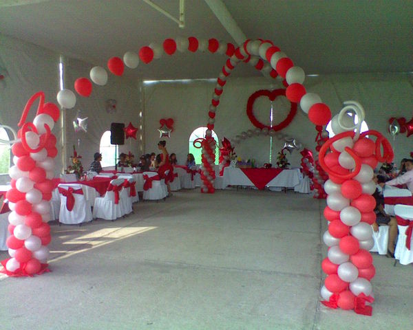 $1,500.00 arco con globos de gas elio y 4 caramelos con globos nacarados